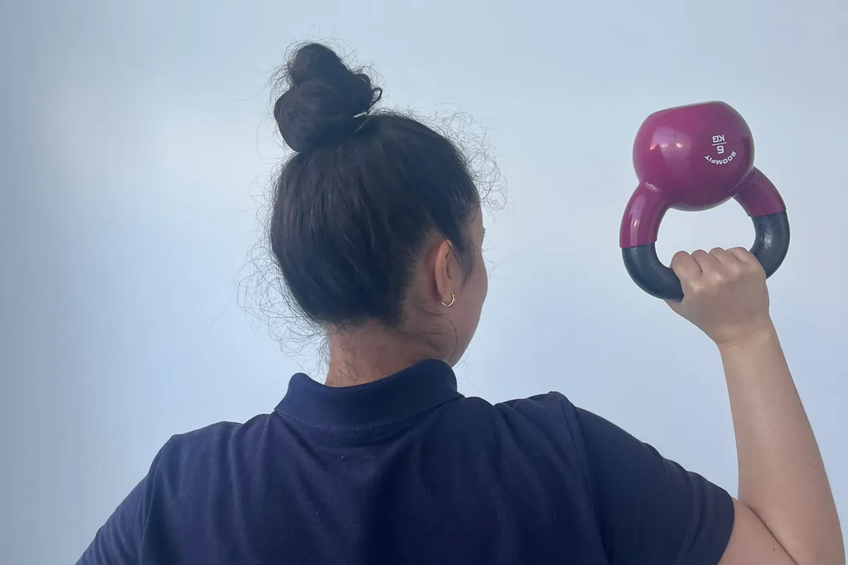 Exercicio de readaptación con pesa rusa en Acotío Fisioterapia