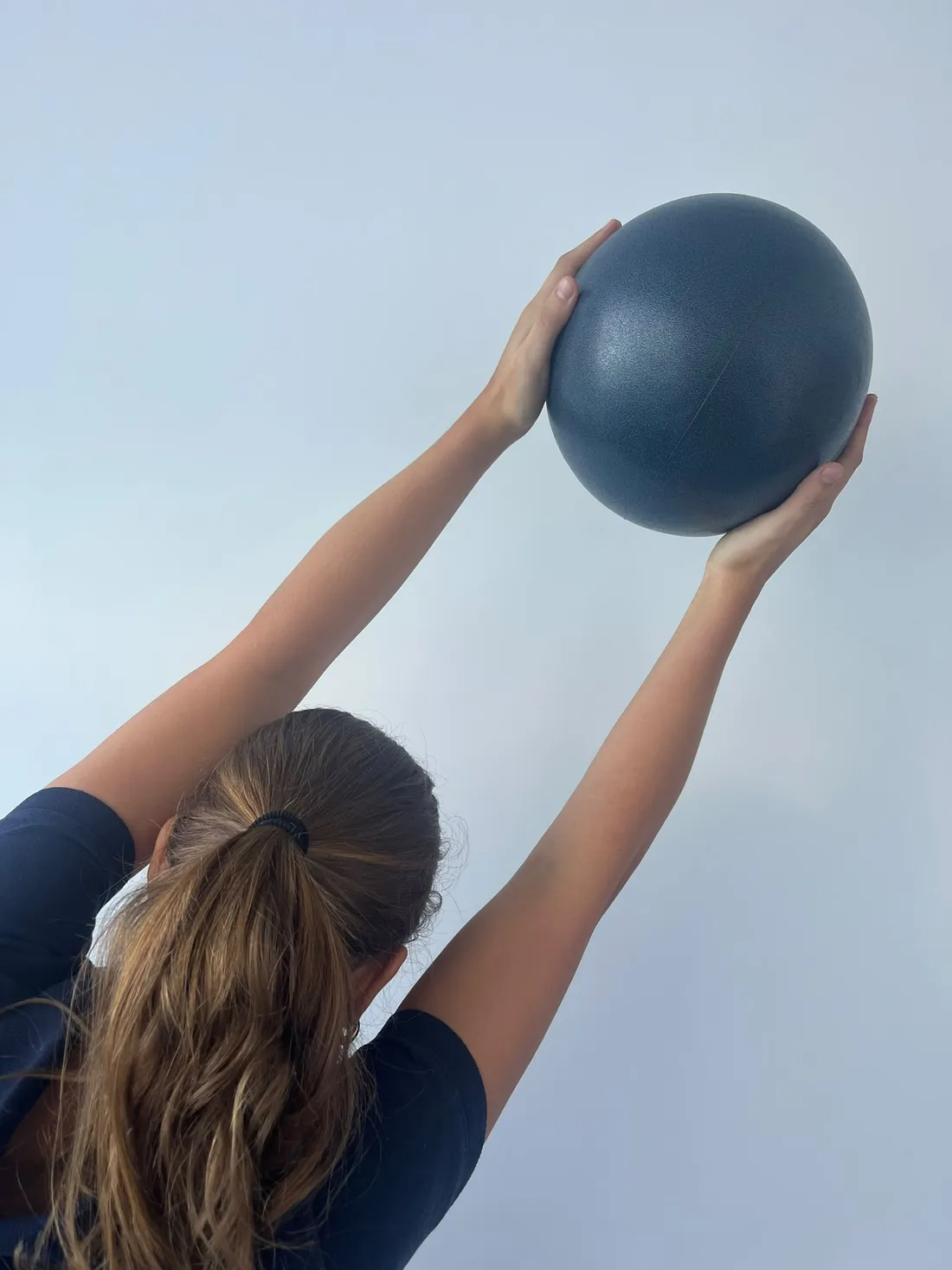 Exercicio de pilates terapéutico con pelota en Acotío Fisioterapia